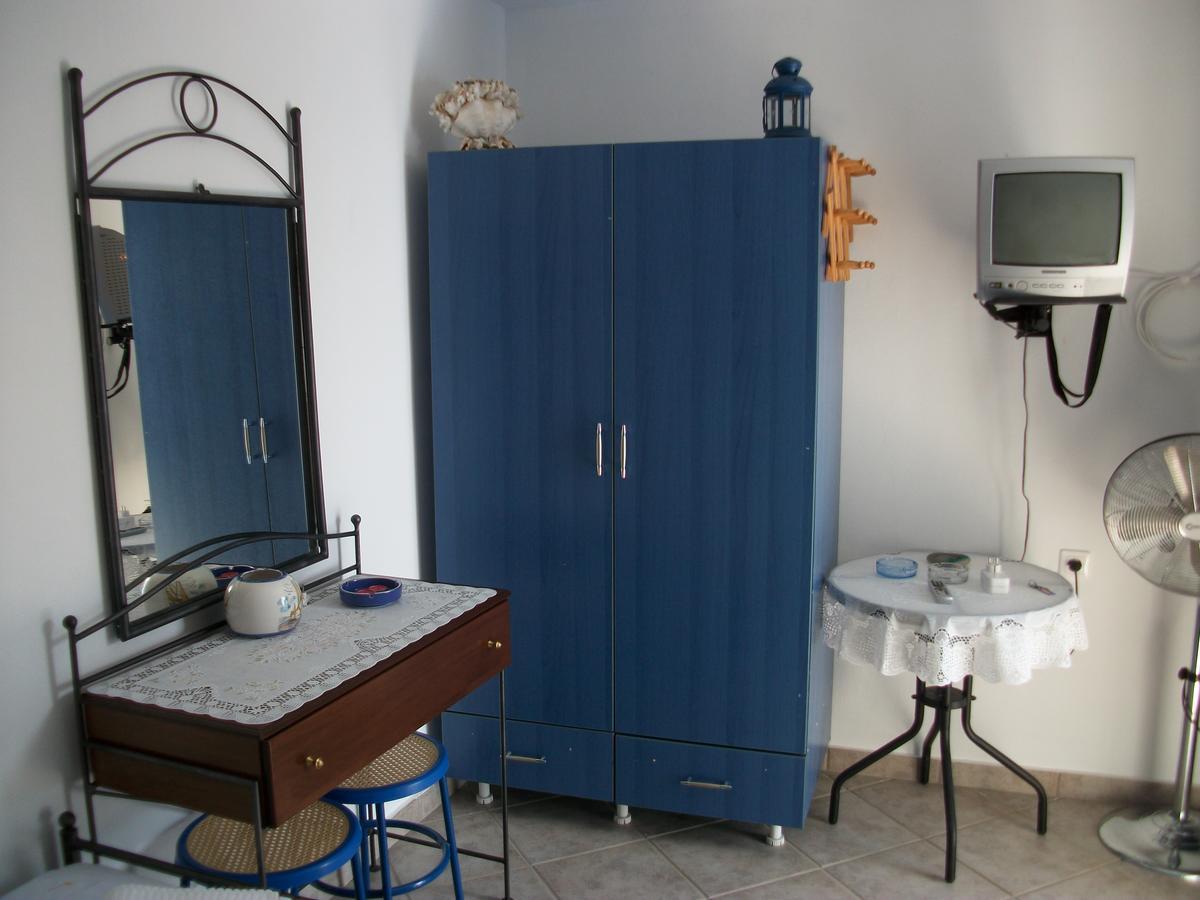 Floras Rooms And Studios Anafi Buitenkant foto